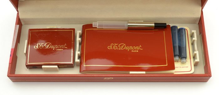 S T Dupont Montparnasse Fountain Pen - Black Laque de Chine, 18k